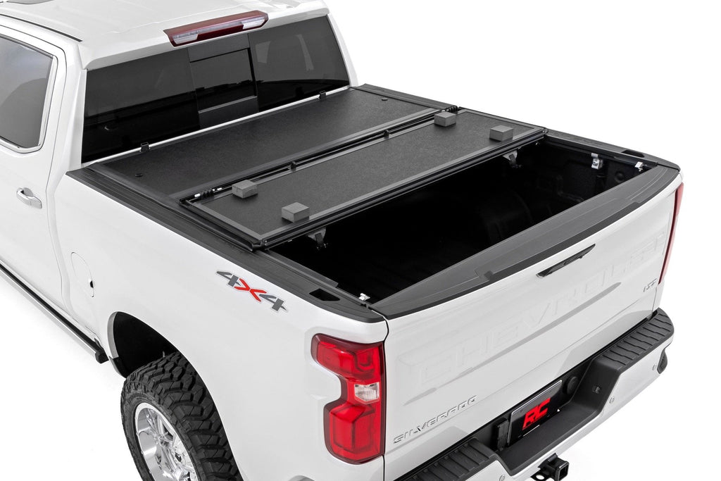Hard Low Profile Bed Cover 6 Foot 7 Inch Bed Chevy/GMC Sierra 1500 (19-26)/Silverado 1500 (19-26) Rough Country