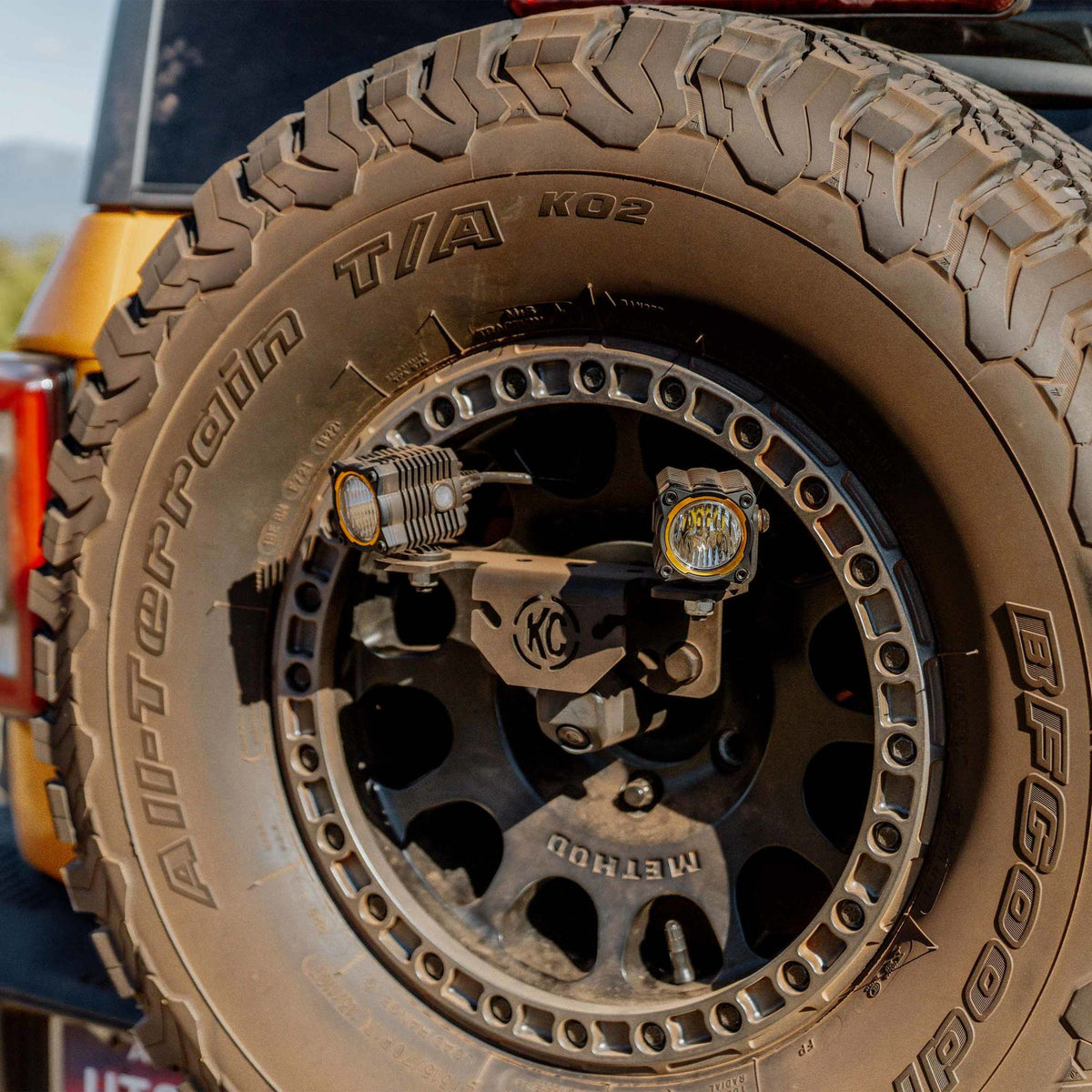 Spr Tir Carr (M14x1.5 Lug) 18+ Jeep Wrangler JL /21+ Ford Bronco Raptor KC HiLiTES